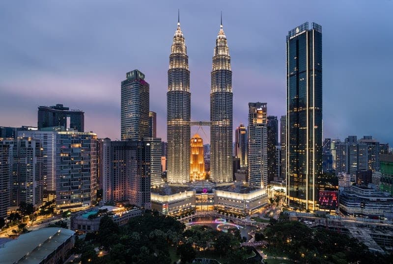 Trung tâm Kuala Lumpur với tháp đôi Petronas, có thể tới bằng chuyến bay thẳng từ Hà Nội