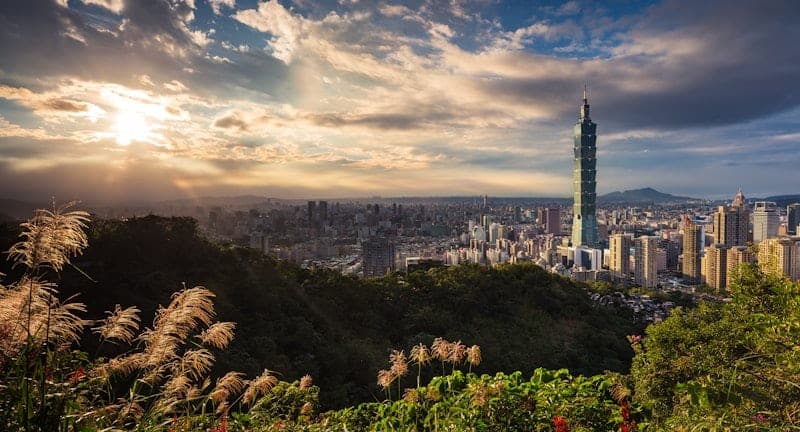 Taipei old streets and night market — flights from Hanoi to Taipei